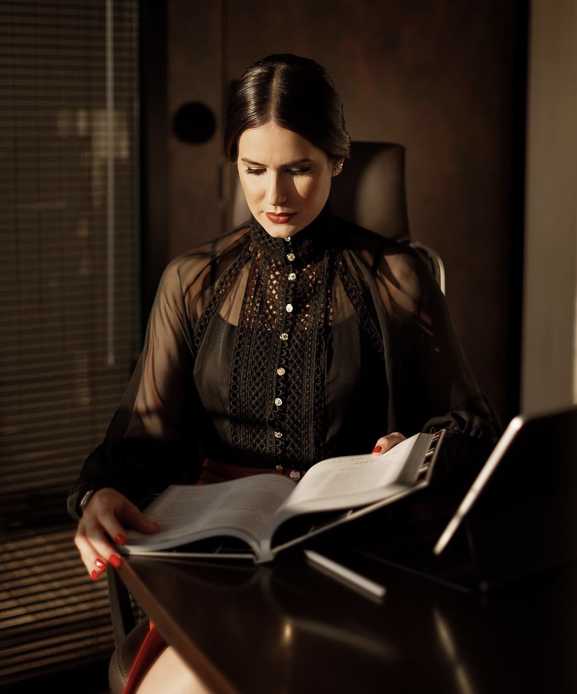 Retrato profissional — mulher com livro